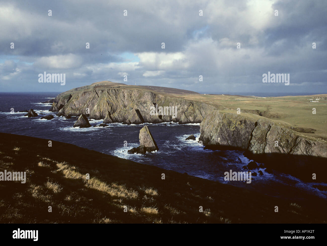 Scenario scogliera vista verso nord la luce da Malcolm s testa sul Fair Isle Shetland autunno Foto Stock