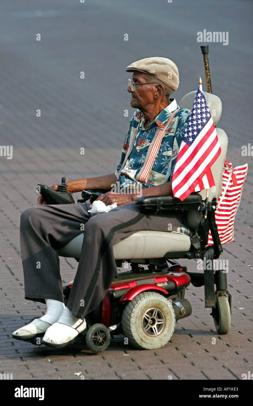 American Patriot sedie a rotelle con e la bandiera a stelle e strisce  bretelle Beale Street di Memphis, Stati Uniti d'America Foto stock - Alamy