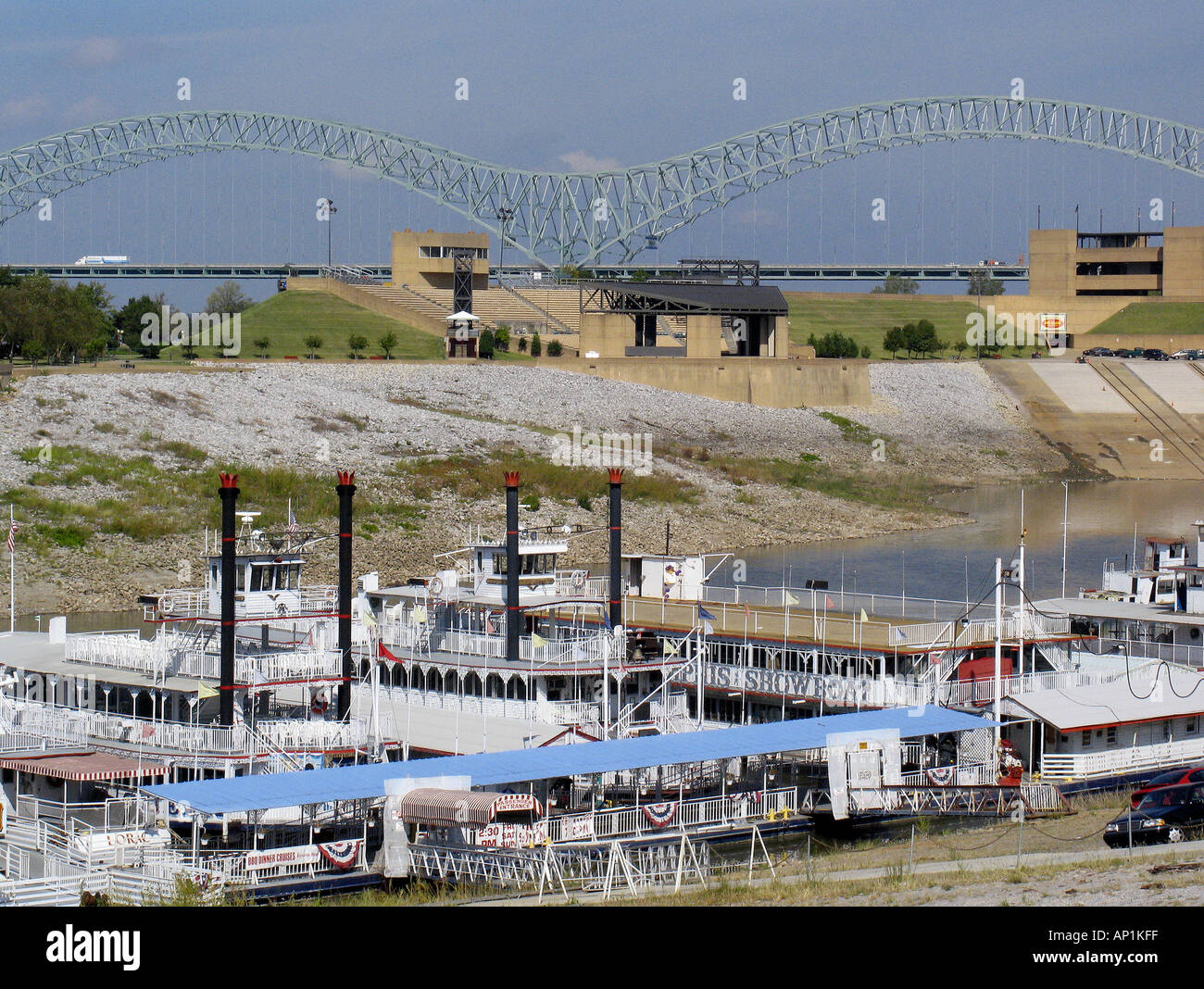 Riverboats del Mississippi e la Hernando Desoto Interstate 40 bridge a Arkansas di Memphis, Stati Uniti d'America Foto Stock