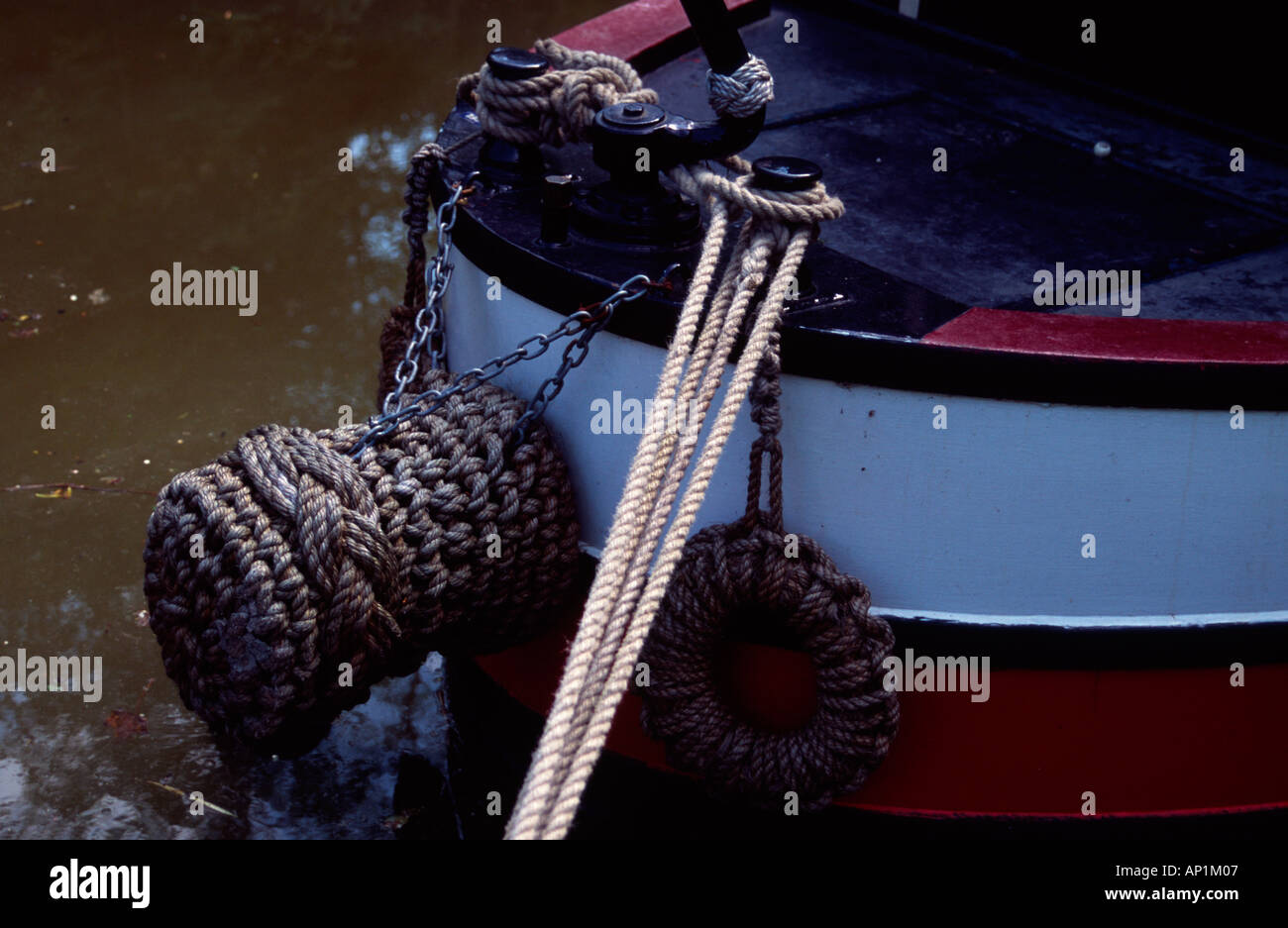 La poppa della barca stretta, Kennet and Avon Canal Bath Spa, Somerset, Inghilterra, Regno Unito Foto Stock