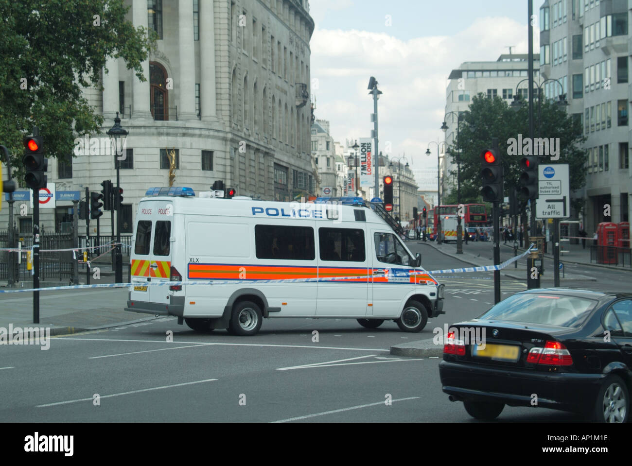 Londra il filamento al suo incrocio con Trafalgar Square cordoned fuori dalla polizia nel corso di security alert presso la stazione di Charing Cross Foto Stock