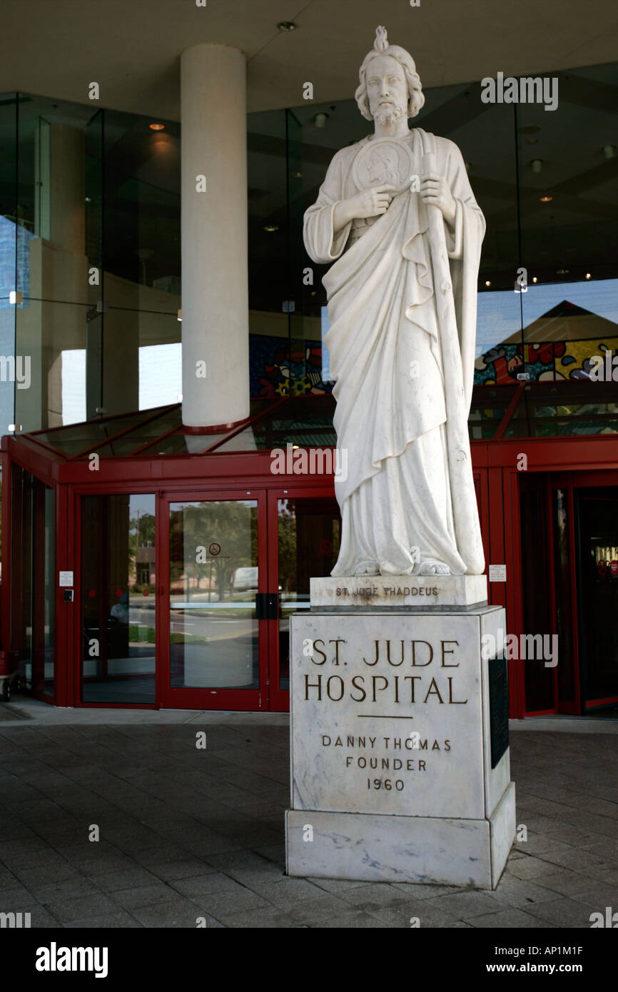 Statua di San Giuda presso il St Jude Chidrens Ospedale di ricerca Memphis plinto prendendo atto fondatore Danny Thomas Foto Stock