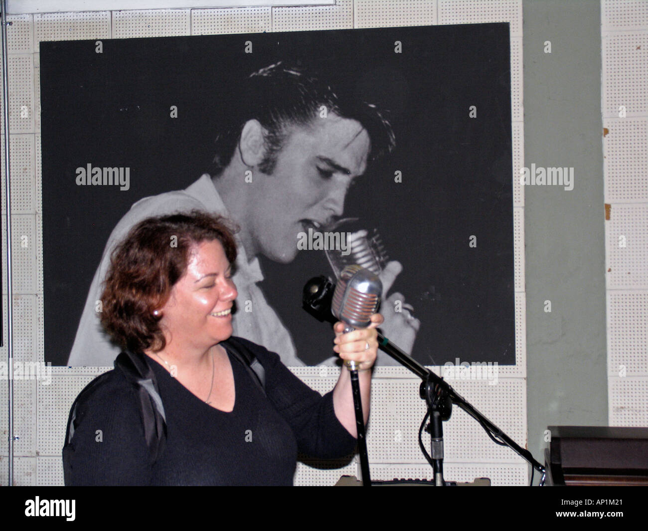 Donna cerca un Elvis Presley microfono Sun Studio di Memphis, Stati Uniti d'America Foto Stock