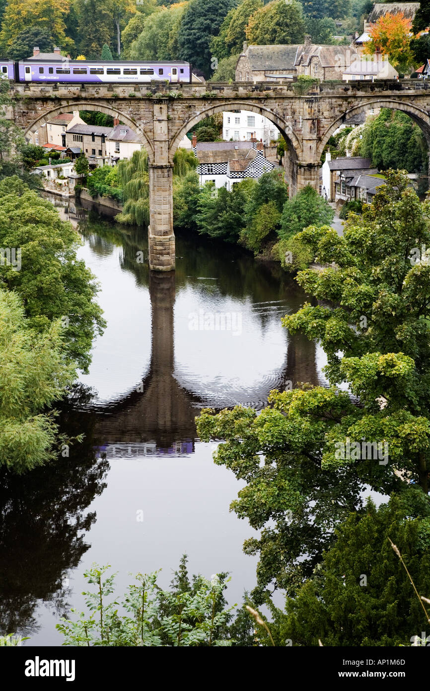 A nord del convoglio ferroviario attende sulla ferrovia viadotto sul fiume Nidd a Knaresborough North Yorkshire, Inghilterra Foto Stock