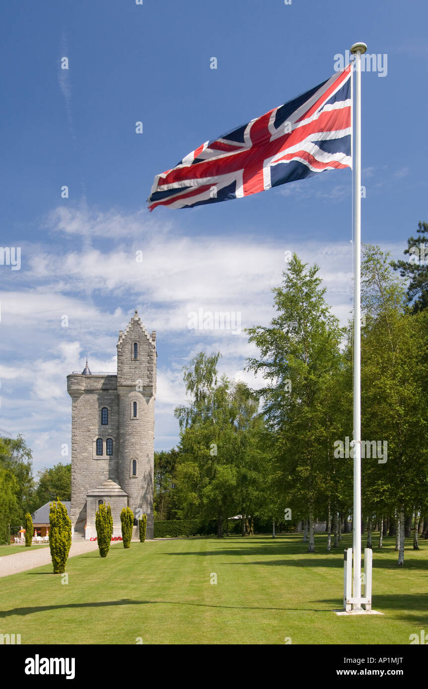 Ulster tower WW1 memorial a Thiepval sulla Somme, Francia. Con l'Unione battenti bandiera Foto Stock