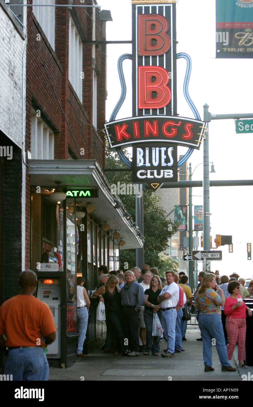 Coda al di fuori del club per vedere B B re play blues guitar Beale Street di Memphis, Stati Uniti d'America Foto Stock