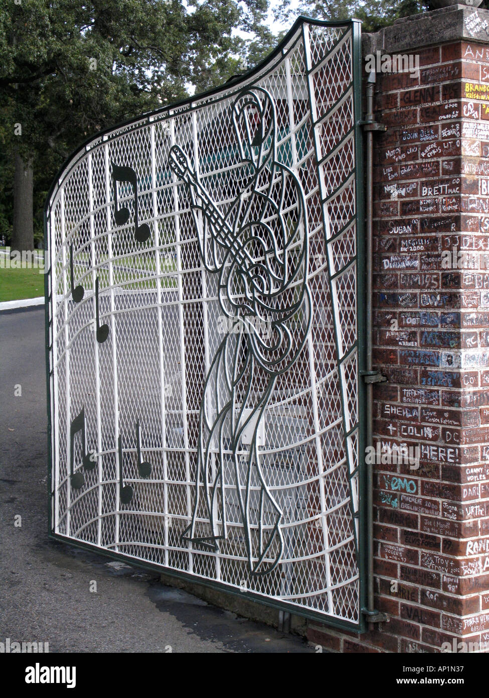 Uno dei due Musica tema gate a Graceland ex Elvis Presley home Memphis, Stati Uniti d'America Foto Stock