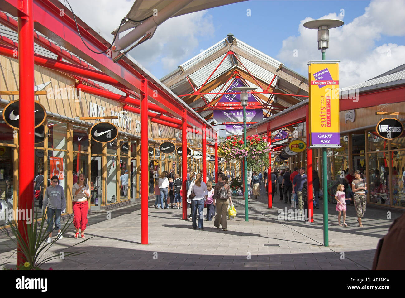 Gli amanti dello shopping McArthur Glen Designer Outlet Sarn Bridgend Galles del Sud Foto Stock