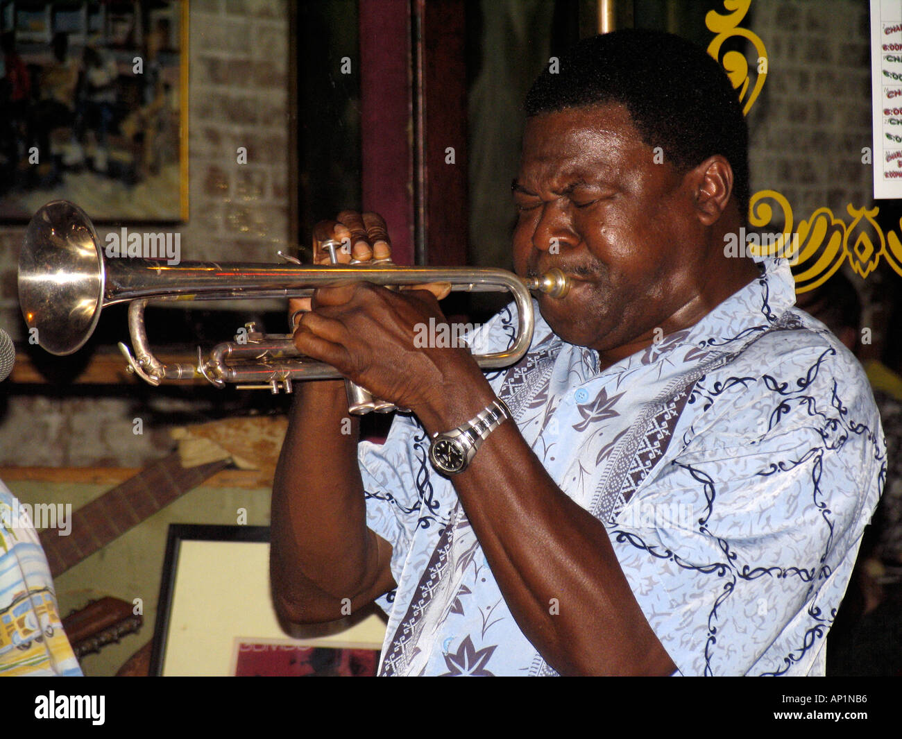 Il musicista suona la tromba intrattenere i visitatori in Beale Street di Memphis, Stati Uniti d'America Foto Stock