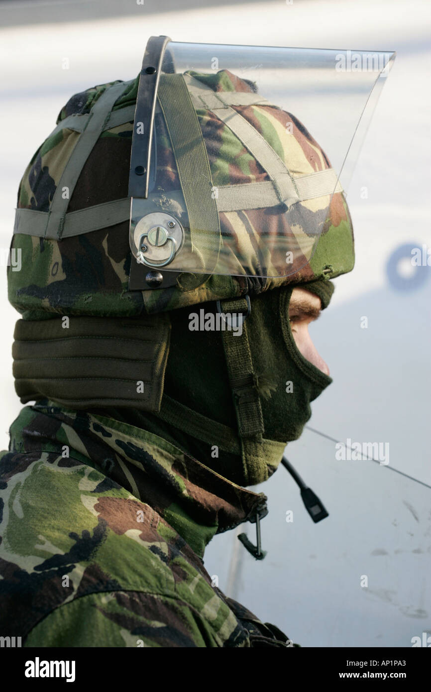 Esercito britannico soldato con casco e riot ingranaggio sul crumlin road presso negozi di ardoyne belfast xii Luglio Foto Stock