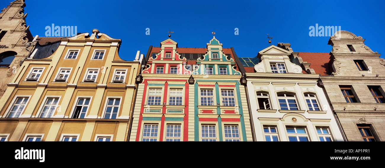 In Europa orientale la Polonia Bassa Slesia Dolnoslaskie Wroclaw vista panoramica delle facciate di edifici in Rynek Piazza del Mercato Foto Stock