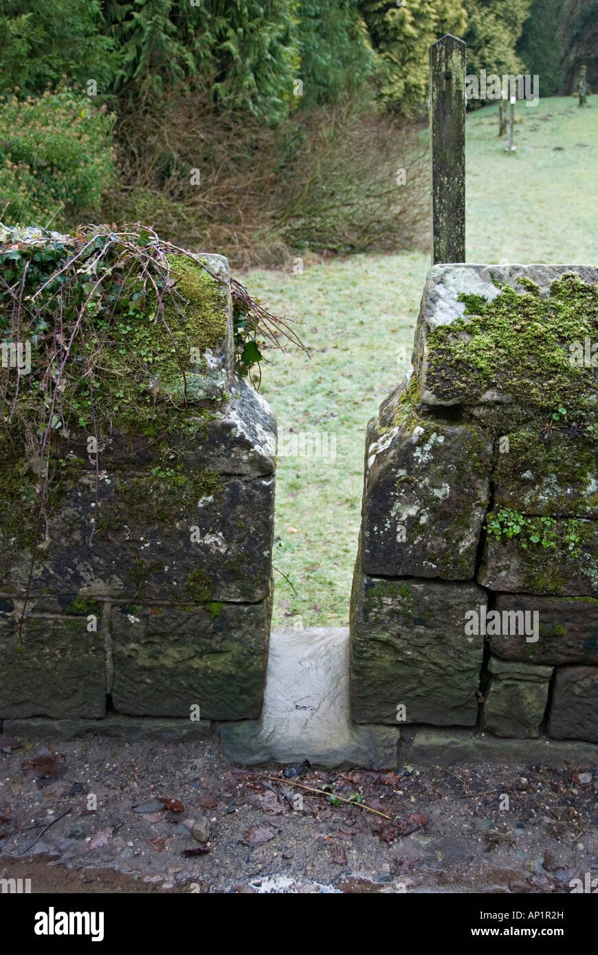 Askham, Cumbria, Regno Unito. Una pietra strizzare tutto stile' (troppo stretta per animali) che conduce al sagrato della chiesa Foto Stock