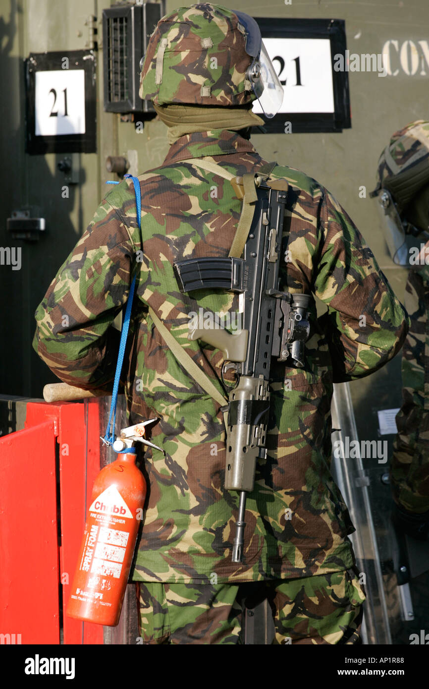 Esercito britannico Soldato Antisommossa in ingranaggio con SA80 e di un estintore a Crumlin road presso negozi di ardoyne belfast xii Luglio Foto Stock