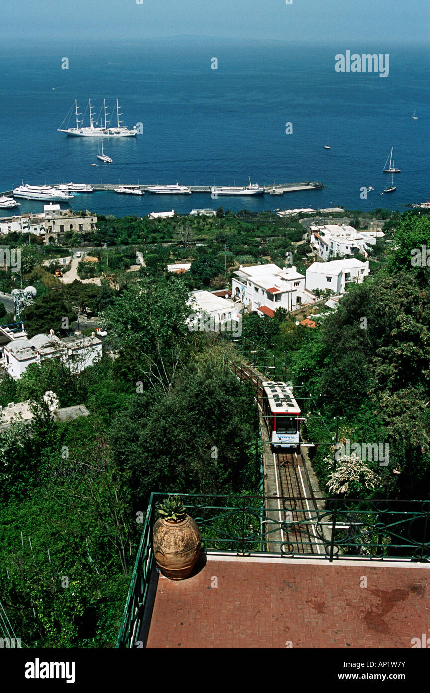 Affacciato sulla funicolare e il porto di Marina Grande di Capri, Italia Foto Stock