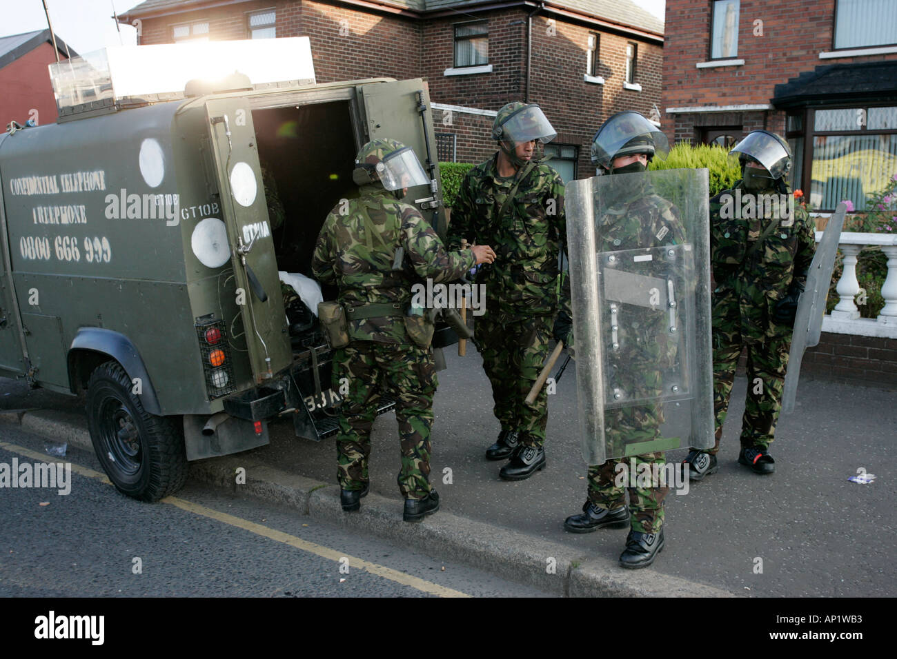 I soldati dell'esercito britannico si impaccheggiano in un pack di equipaggiamento di rivolta su crumlin Road presso i negozi di Ardoyne belfast 12 luglio con scudi di rivolta e landrover Streets di belfast uk Foto Stock