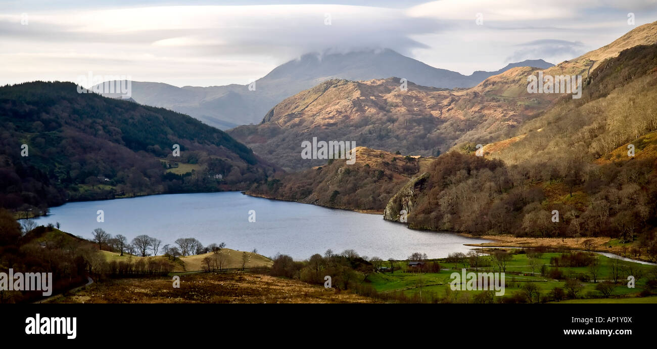 Guardando verso il basso sulla Llyn Gwynant lago nel Snowdownia National Park, il Galles del Nord Foto Stock
