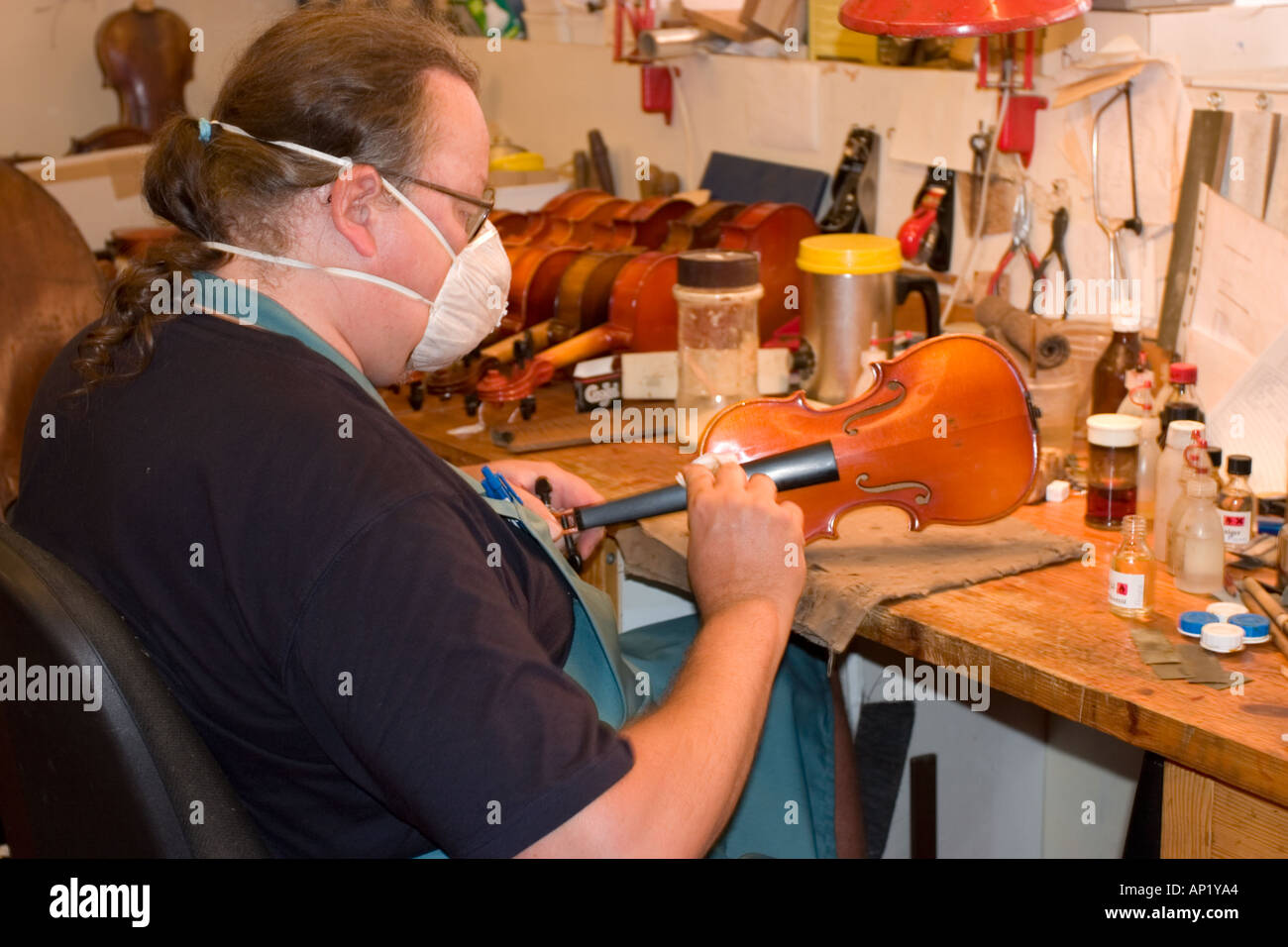 Liutaio lavorando sul violino Copenhagen DANIMARCA Foto Stock