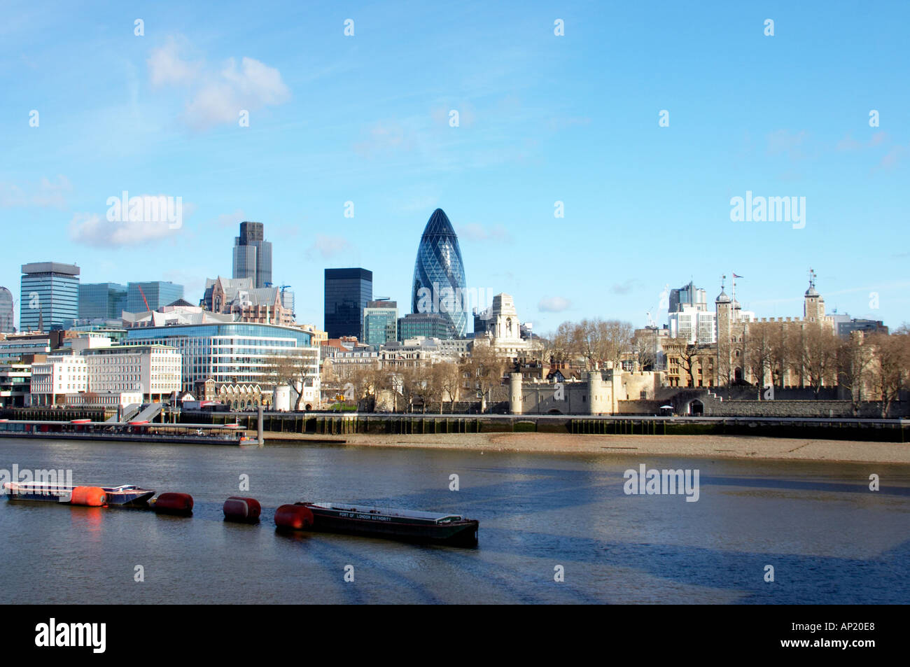 Giorno Fiume Tamigi e la City di Londra Inghilterra Regno Unito Regno Unito Regno Unito vista Foto Stock