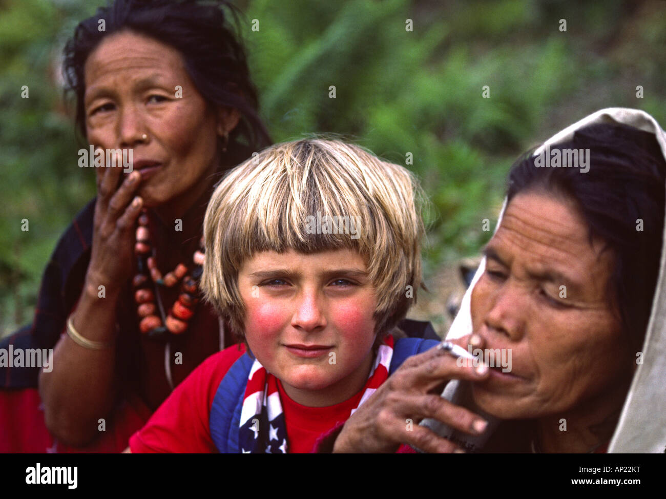TAMANG DONNE E TREKKING BOY Bodhi Garrett REGIONE ANNAPURNA NEPAL Foto Stock