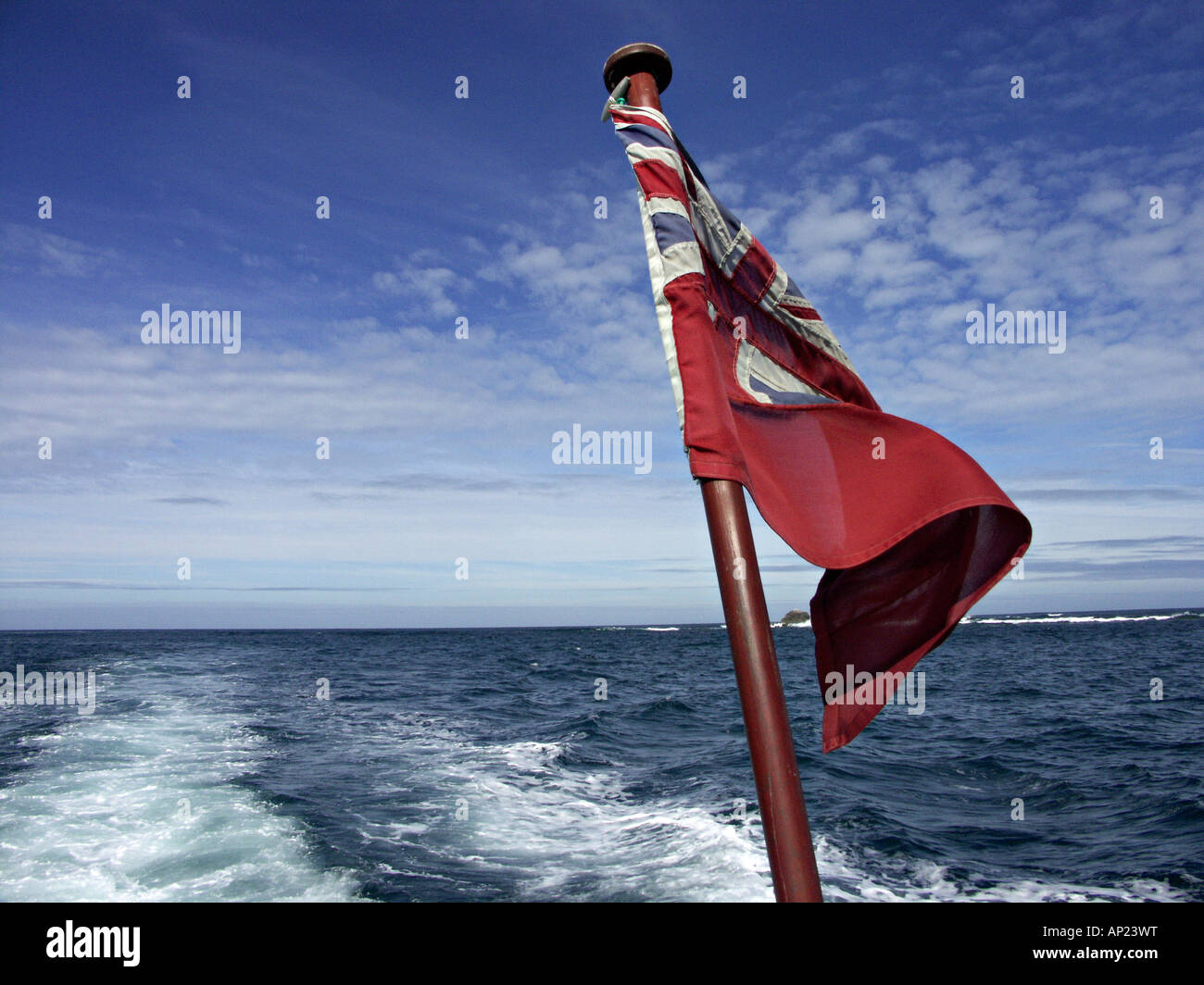 Vista sulla poppa della barca sul modo di Tresco, isole Scilly, Regno Unito, con un'Unione Jack flag battenti dal jackstaff Foto Stock