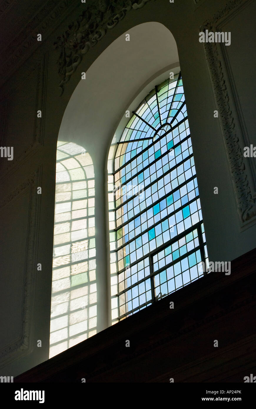 La luce del sole cadere attraverso una finestra di vetro colorato in Pembroke Cappella in motivi di Pembroke College Foto Stock
