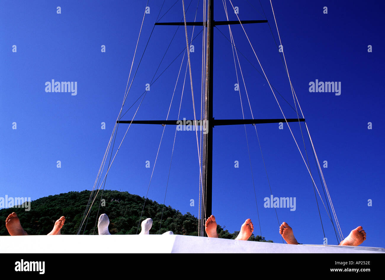 Piedi allineati su un yacht Golfo di Fethiye nel Mar Egeo regione della Turchia Foto Stock