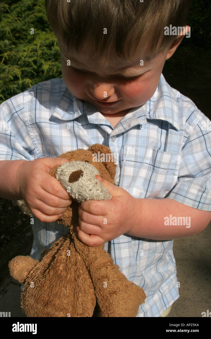 Due giovani anno vecchio ragazzo infantile con Teddy bear Foto Stock