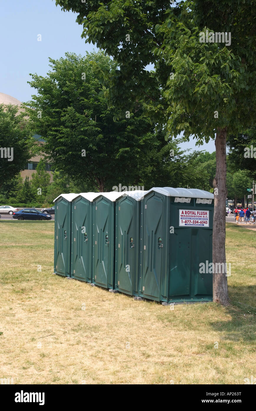 Cinque gabinetti pubblici in linea nei pressi di Viale Indipendenza per uso turistico a Washington DC, Stati Uniti d'America Foto Stock