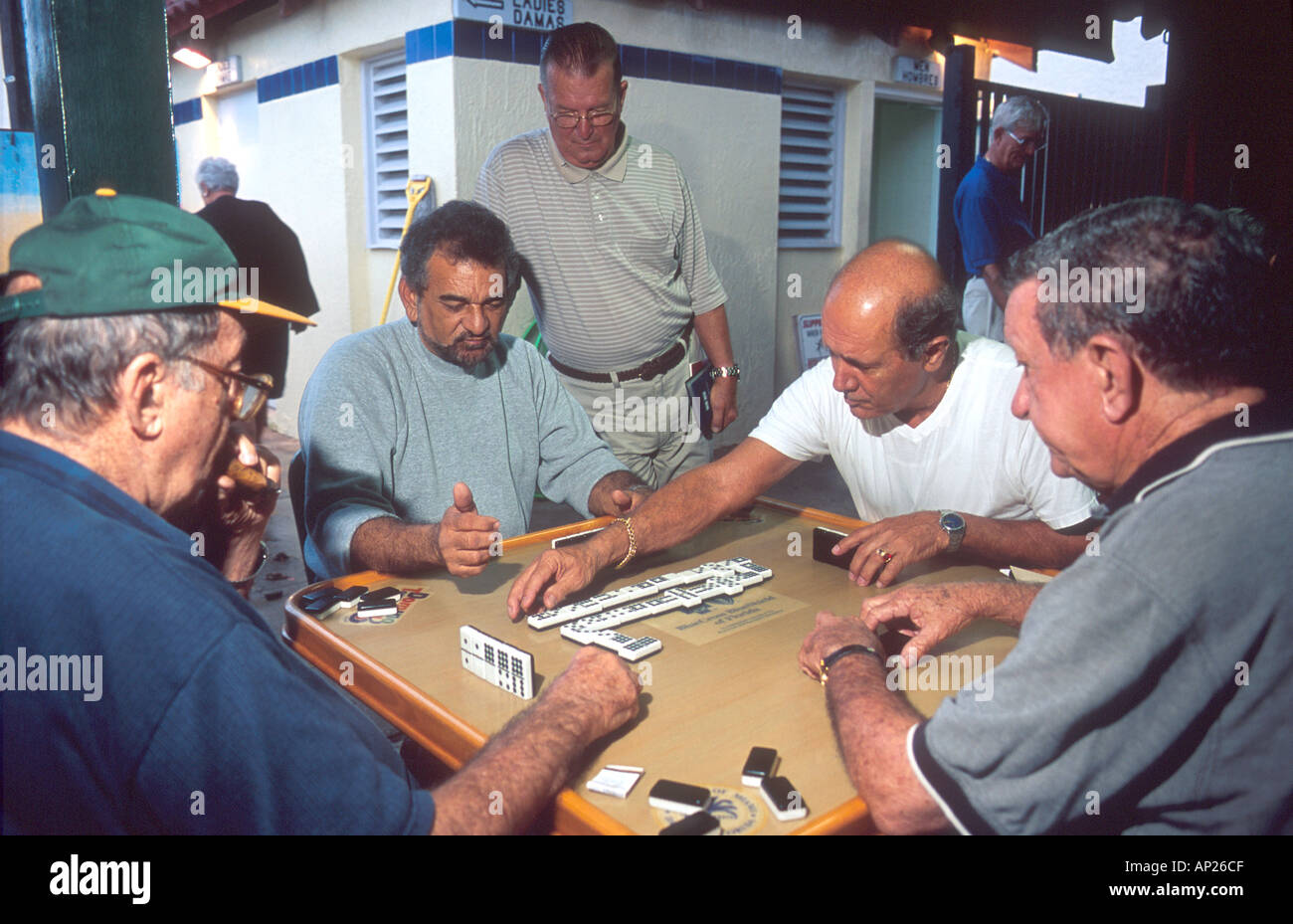 Uomini cubano gioca domino a Gomez Park di Little Havana Miami Florida Foto Stock