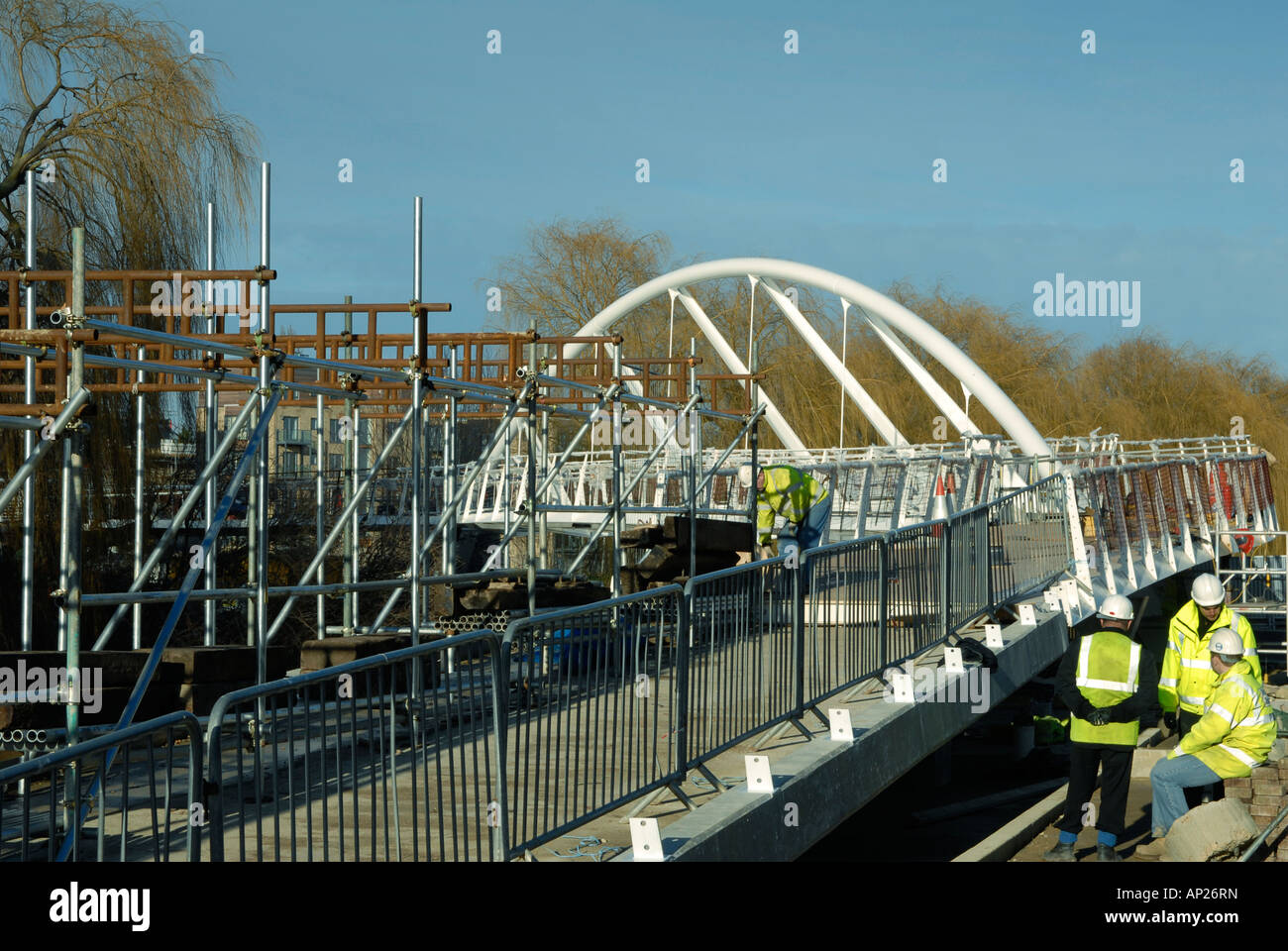 Operai presso il cantiere per la costruzione del nuovo ponte sul fiume che aprirà nella primavera 2008 Foto Stock