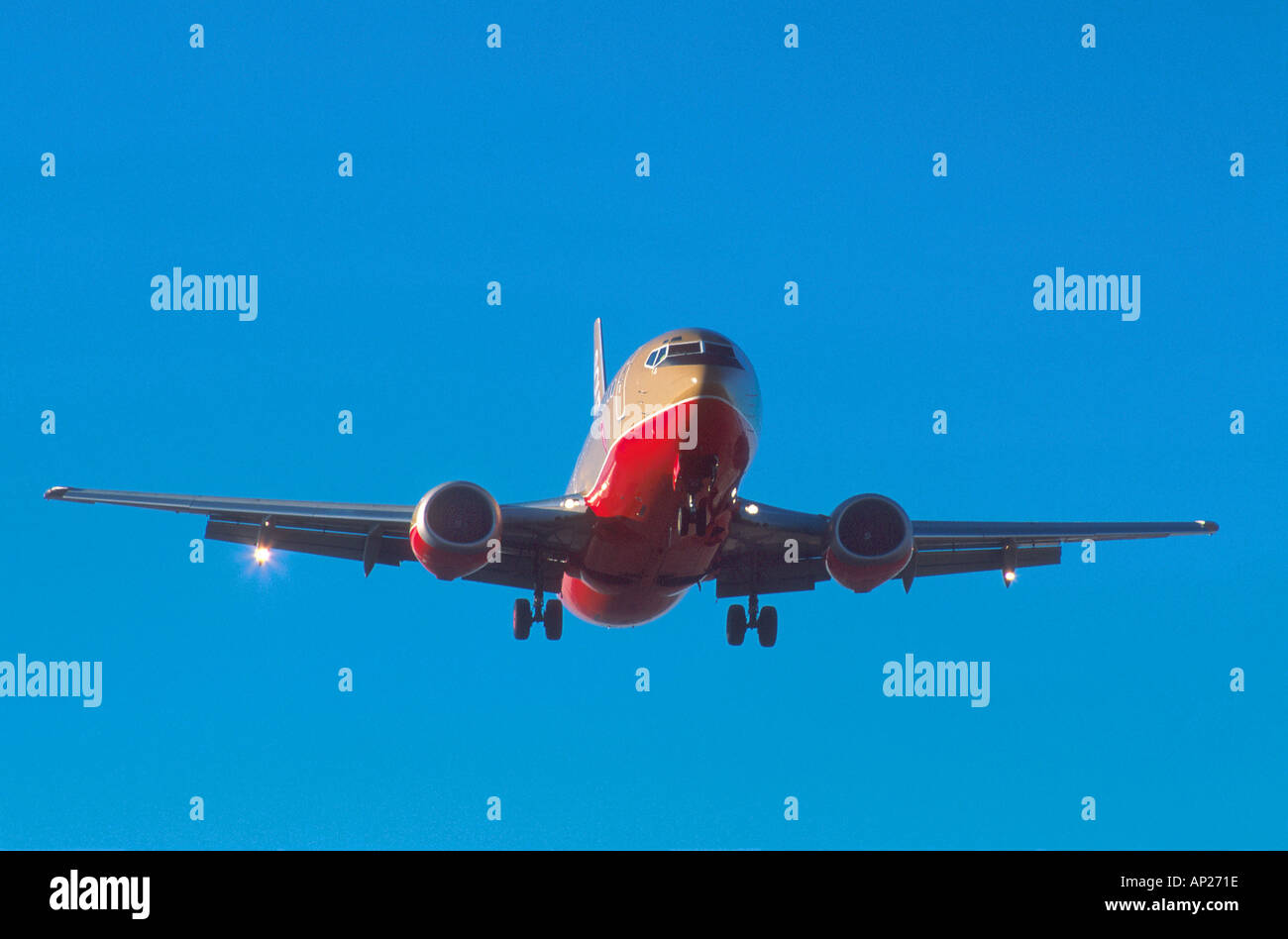 Boeing 737 aereo di linea in volo lo sbarco Foto Stock