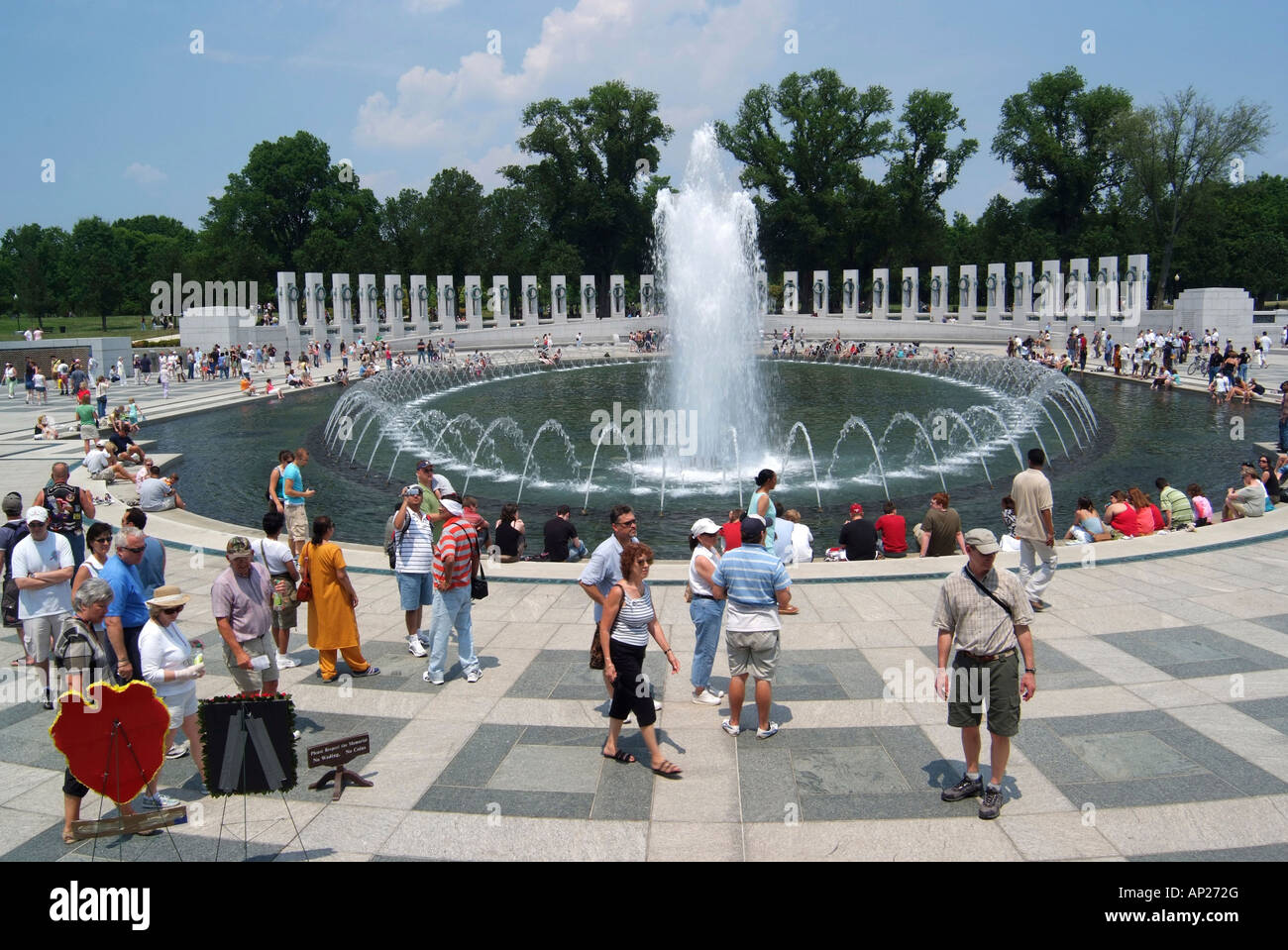 Una vista generale del Memoriale della Seconda Guerra Mondiale con pilastri e fontana National Mall Washington DC, Stati Uniti d'America Foto Stock