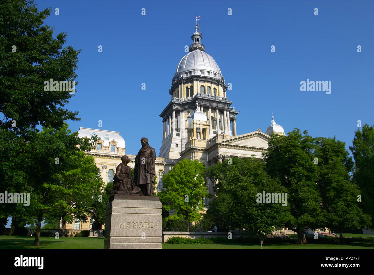 ILLINOIS Springfield Statua di Menard con Native American prato di State Capitol Building esterno dome color argento Foto Stock