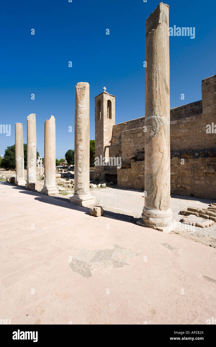 Mosaici e pilastri di San Paolo Basilica di Chrysopolitissa (o Agia Kiriaki), Paphos, nella costa occidentale di Cipro Foto Stock