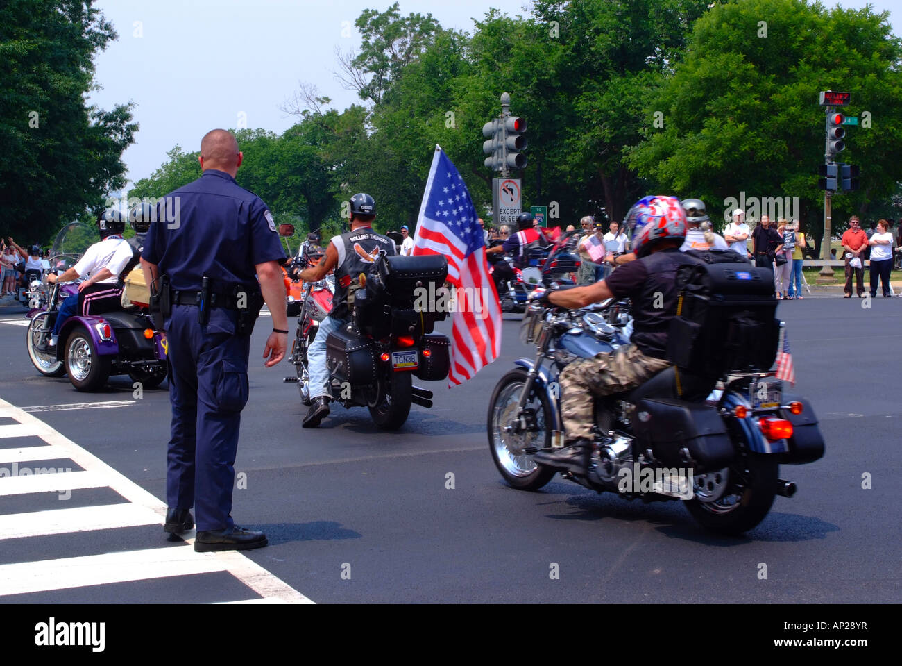 Gli orologi della folla motociclisti che partecipano in Rolling Thunder Parade Washington DC Stati Uniti America STATI UNITI D'AMERICA Foto Stock