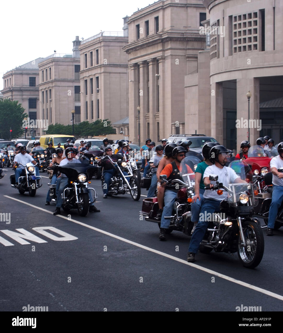 Gli orologi della folla motociclisti che partecipano in Rolling Thunder parata di moto in DC di Washington Stati Uniti America STATI UNITI D'AMERICA Foto Stock