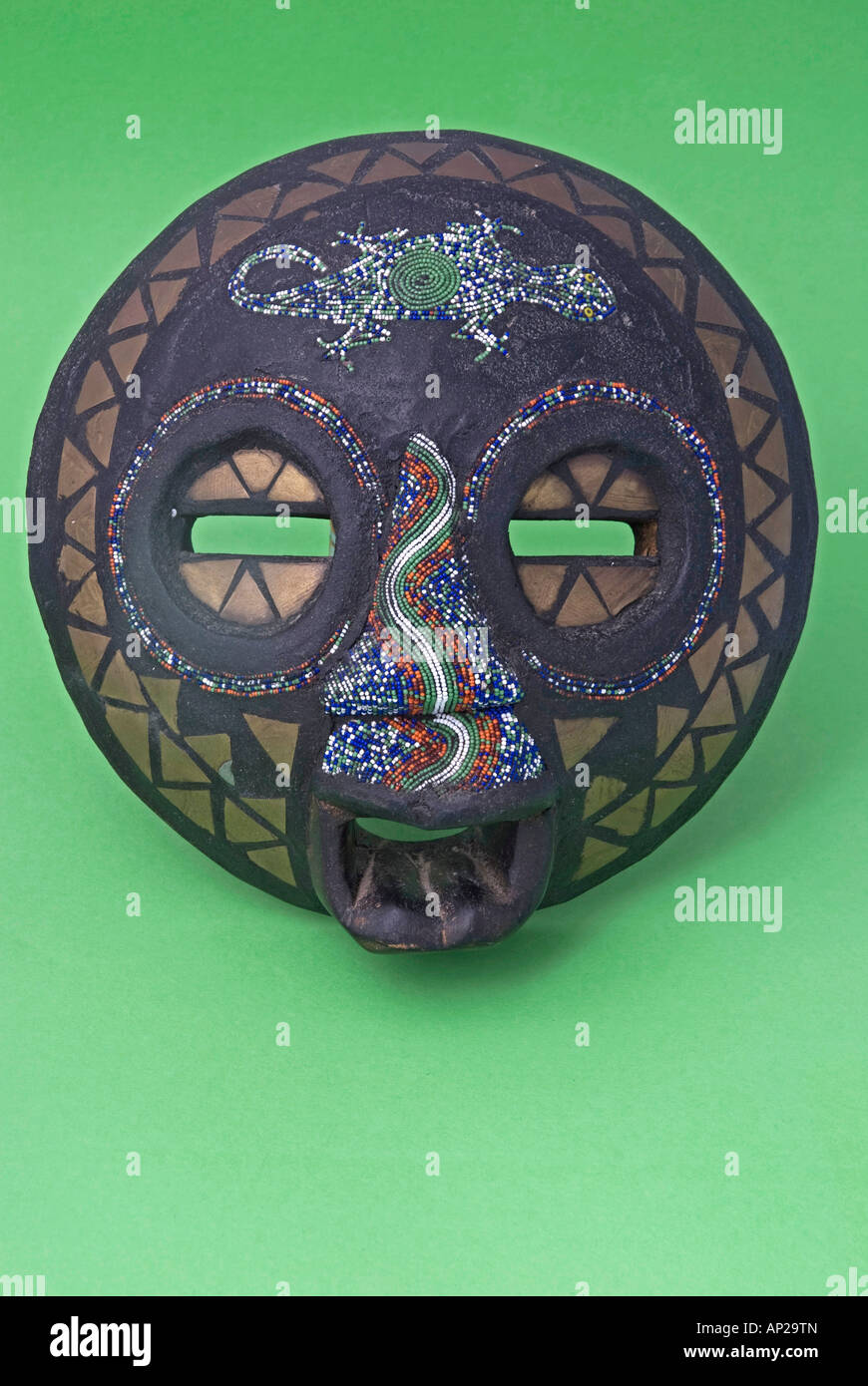 Maschera africana del Ghana con inserto in ottone e decorata con perline Foto Stock