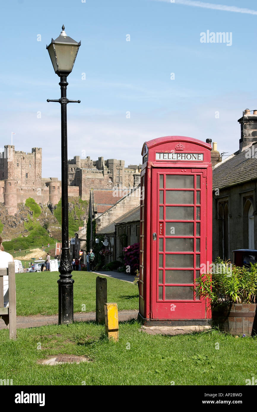 Telefono rosso scatola in ambiente rurale Shot in Northumberland Bamburgh Inghilterra Foto Stock