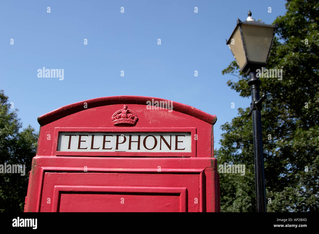 Telefono rosso scatola in ambiente rurale Shot in Northumberland Bamburgh Inghilterra Foto Stock