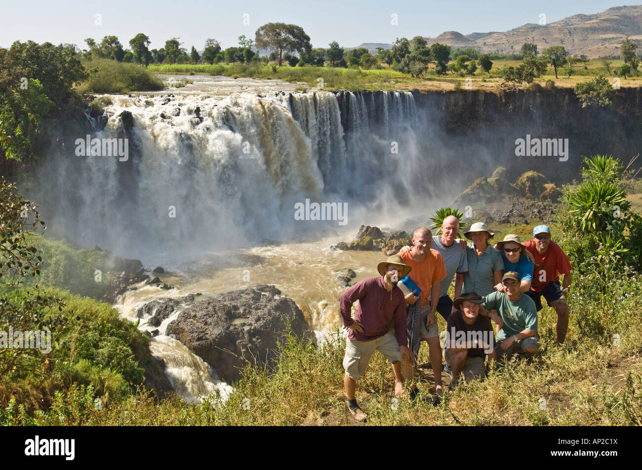 Un gruppo di turisti felici a cascate del Nilo Azzurro (Tis Issat o Tis Abbay) cascate sul del Nilo Azzurro in Etiopia. Foto Stock