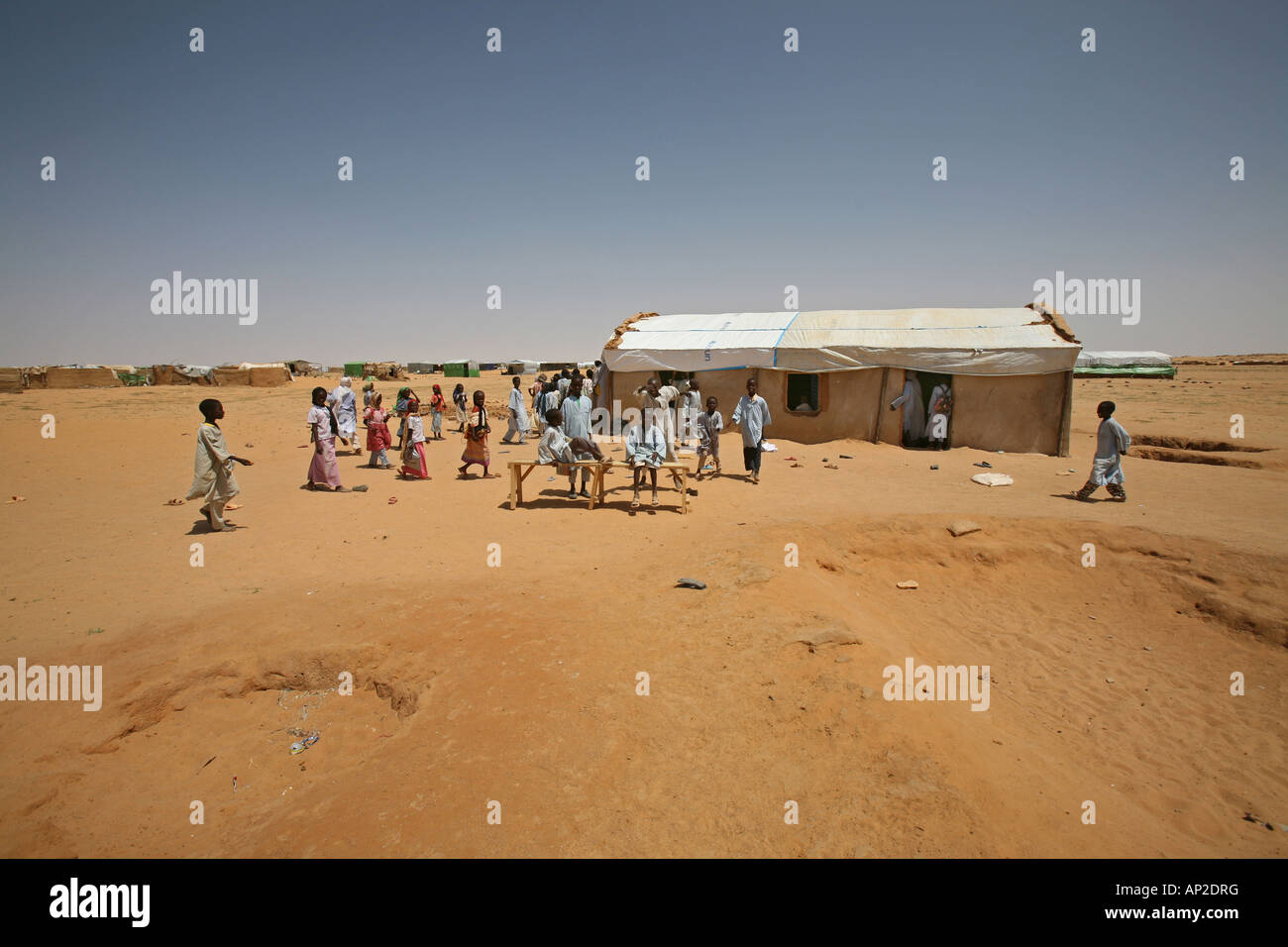 La scuola primaria organizzato dall'UNHCR a Bahai Refugee Camp rifugiato sudanese i bambini ricevono istruzione in queste scuole Foto Stock