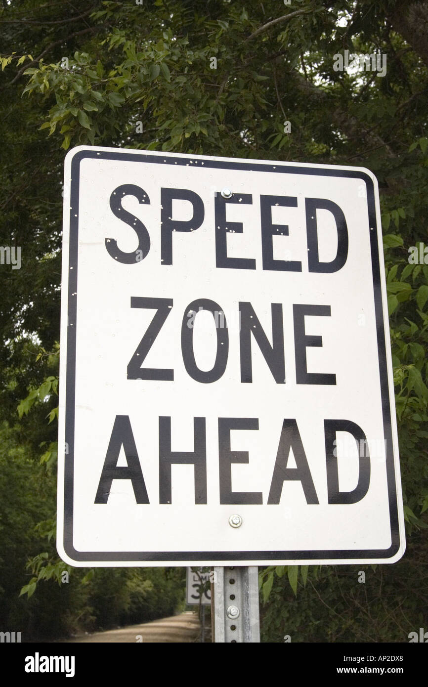 Zona di velocità avanti segno con fori ricavati da fucile agglomerati in forma di pellets Foto Stock