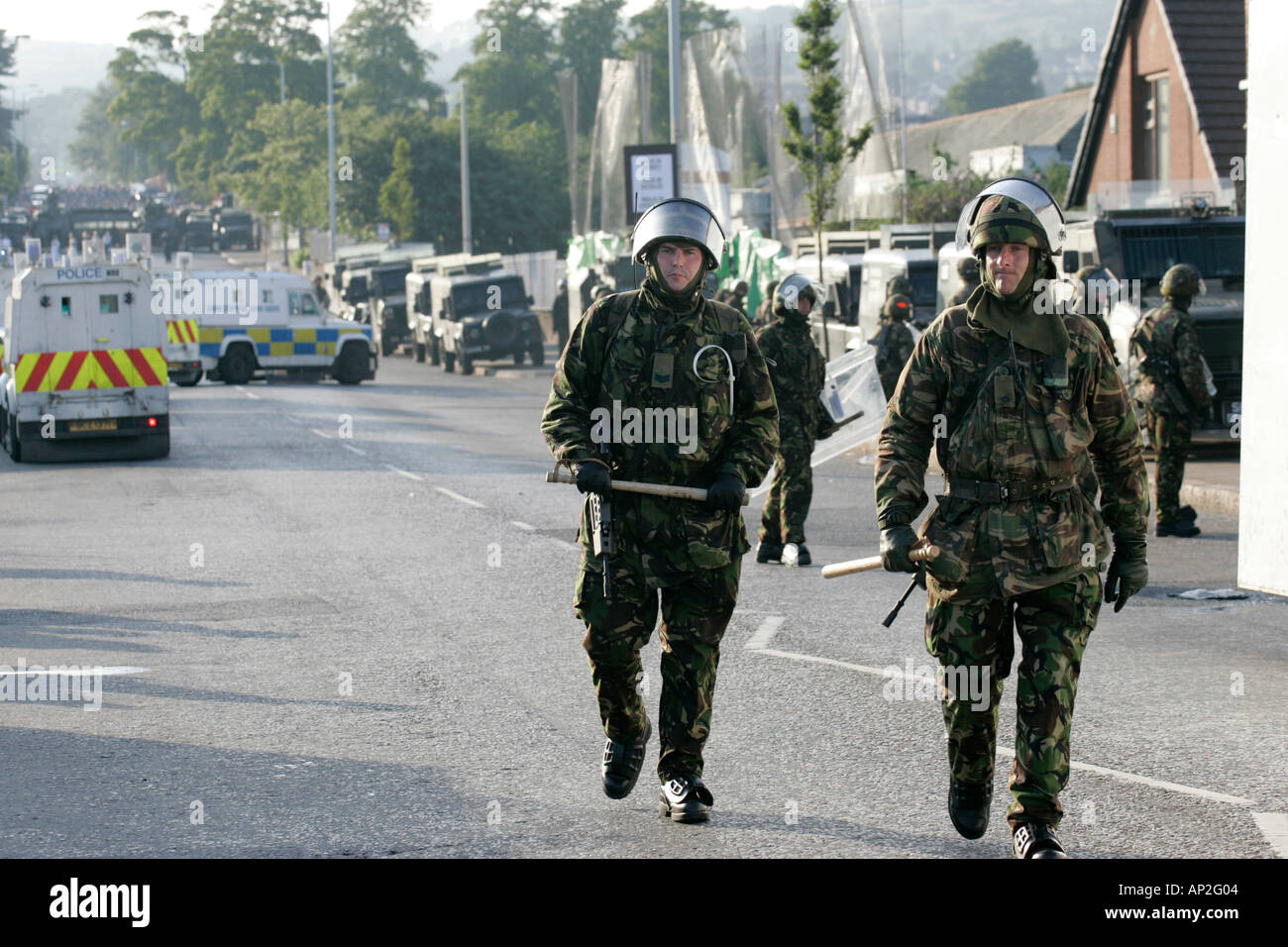 Esercito britannico i soldati in tenuta da sommossa a Crumlin road presso negozi di ardoyne belfast xii Luglio Foto Stock