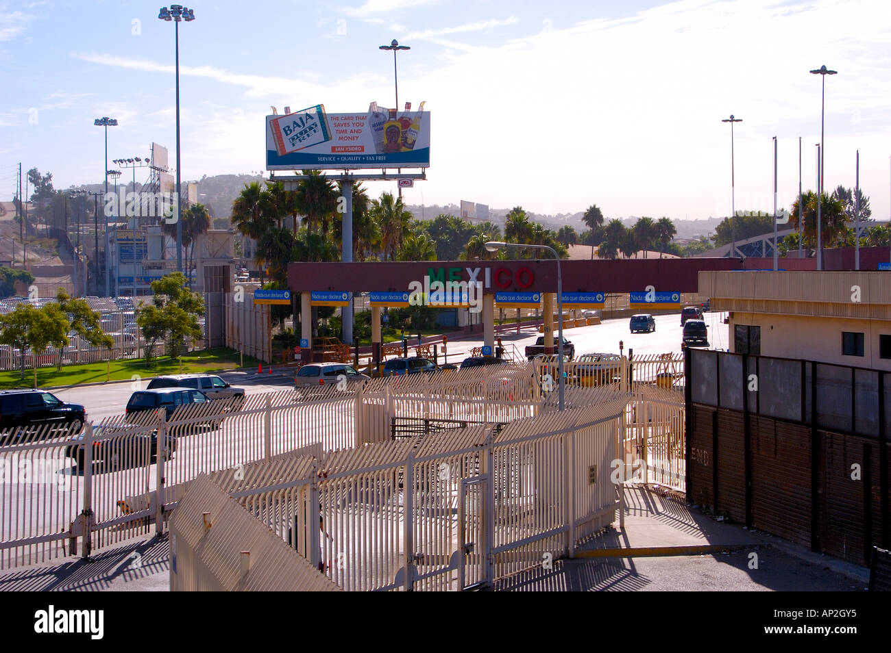 Il porto messicano di entrata si trova tra San Diego in California negli Stati Uniti e in Tijuana Baja California Messico guardando verso sud in Foto Stock