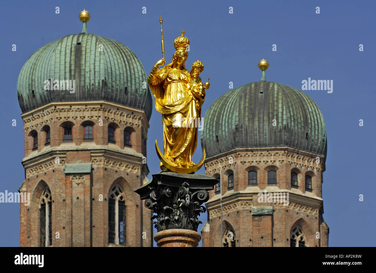 La Frauenkirche con Mariensaule, Cattedrale di Monaco di Baviera, Germania Foto Stock