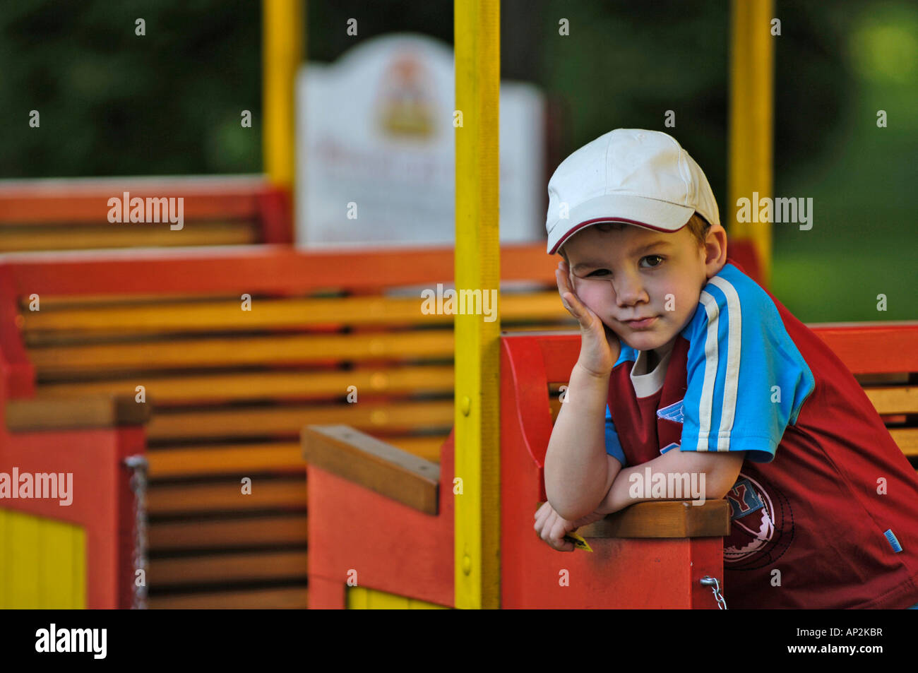 Un ragazzo visitando il Prater di Vienna, Austria Foto Stock