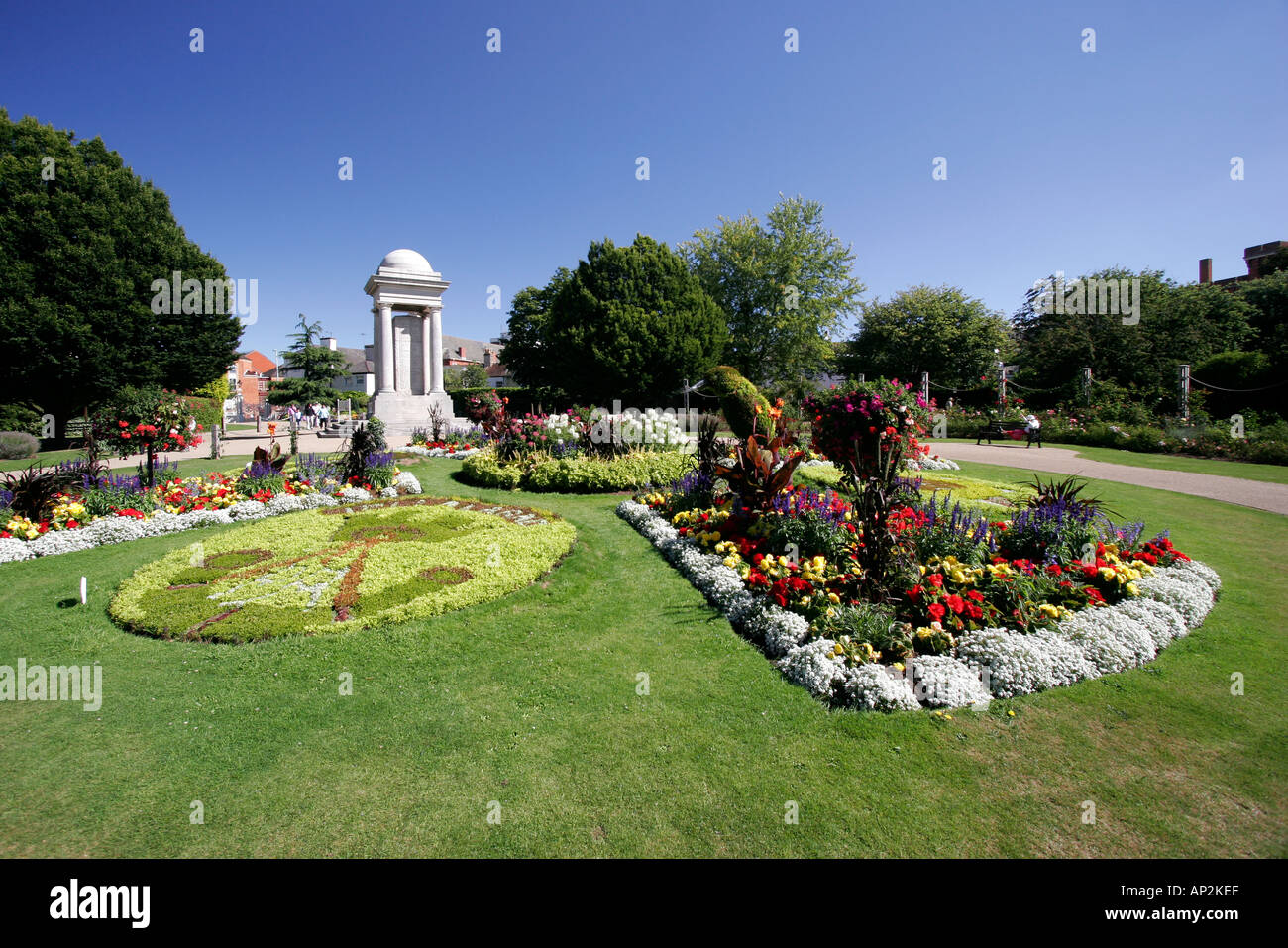 Il cenotafio e commemorativa aiuole di fiori in Vivary Park Taunton Foto Stock