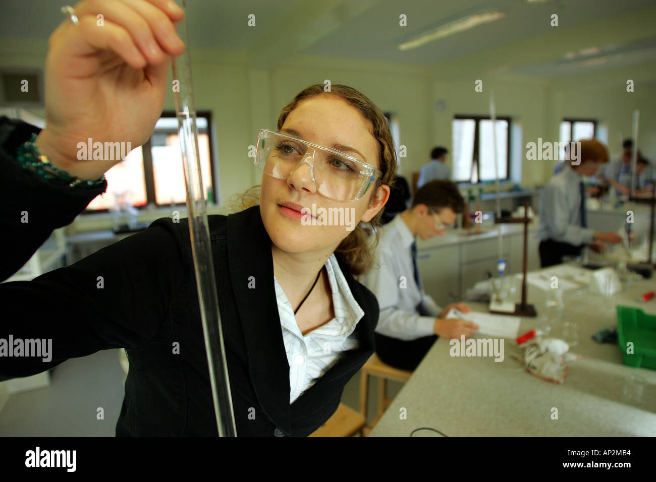 Attraente studentessa in chimica lezione a Colyton Grammar School di Devon UK Foto Stock