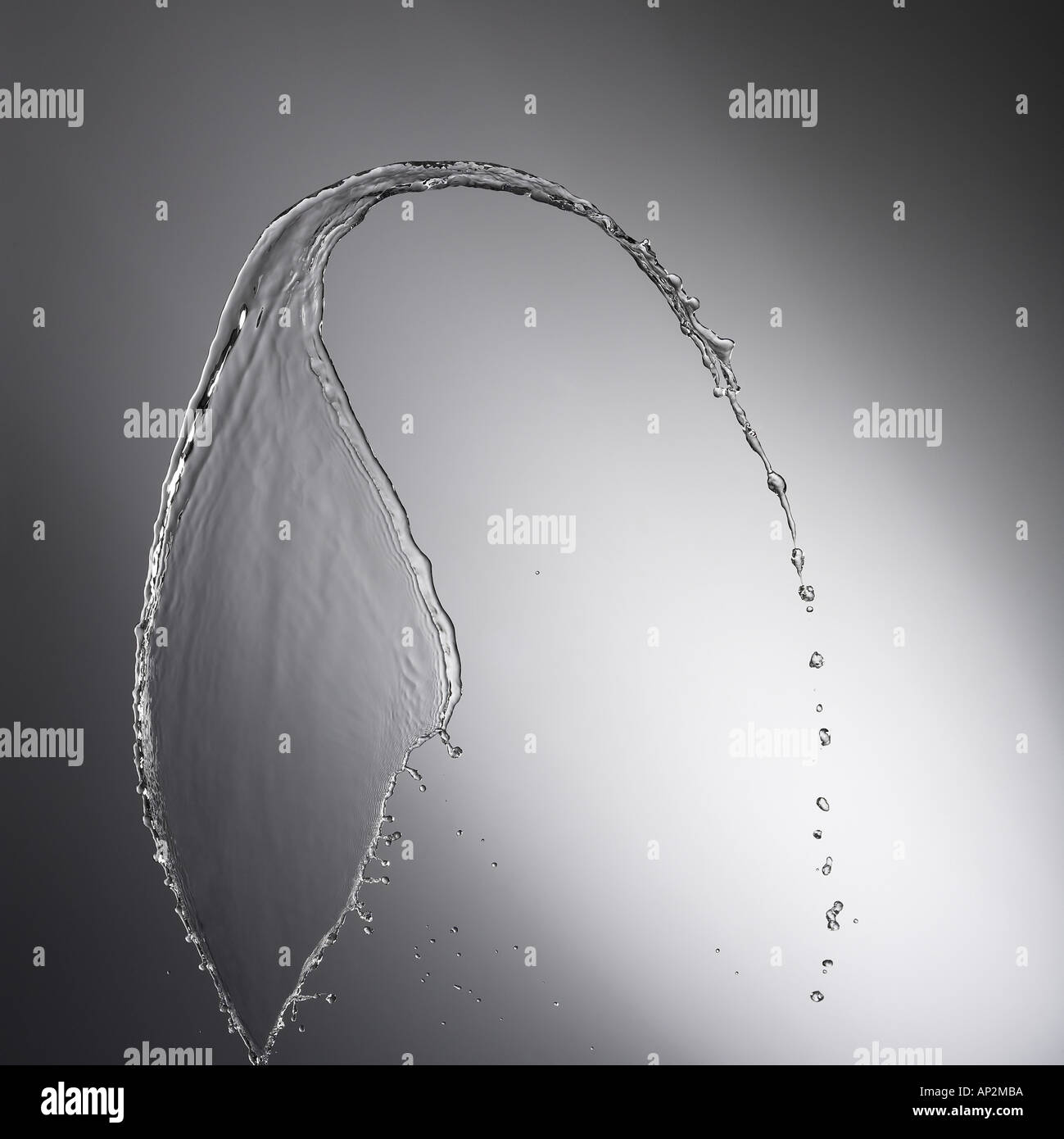Goccia di acqua splash pulita pura con sfondo grigio Foto Stock