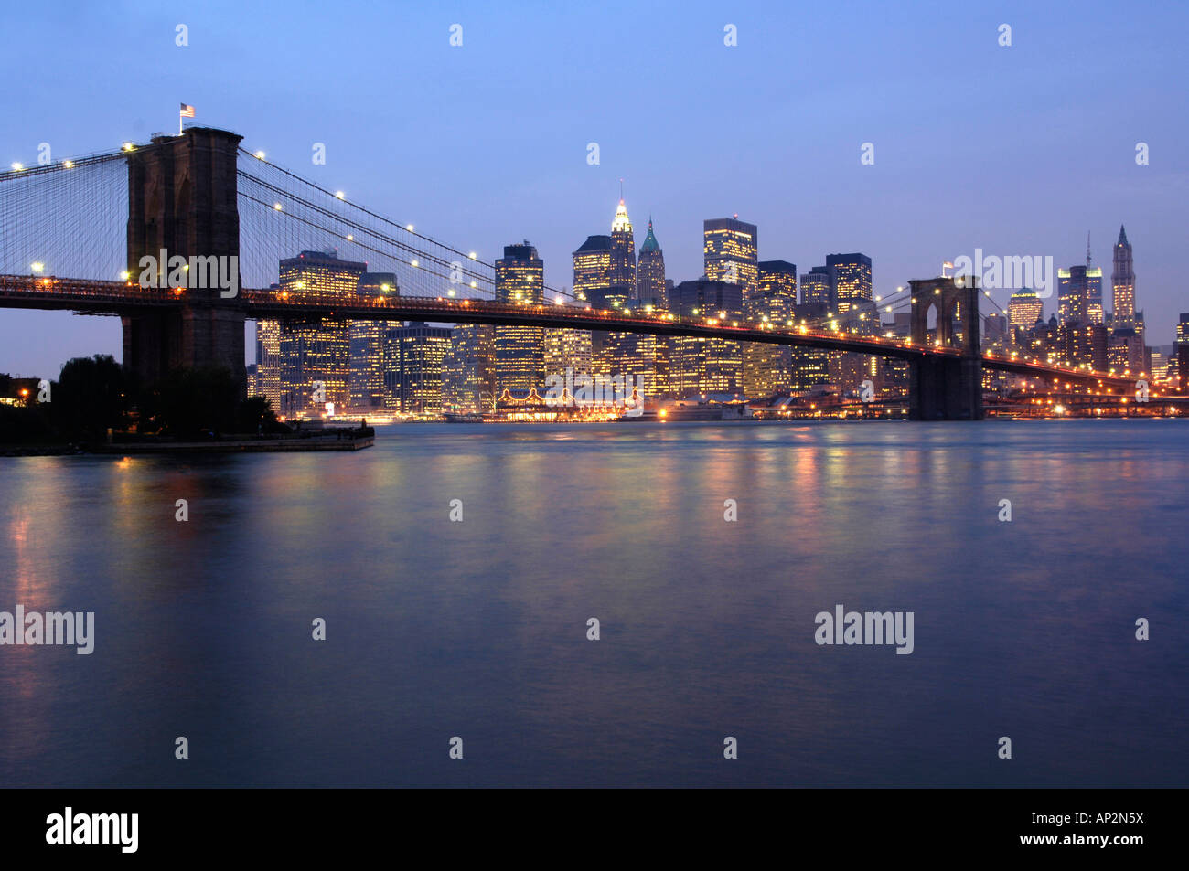 Vista della Skyline di Manhattan e il Ponte di Brooklyn, Manhattan, New York, New York, Stati Uniti d'America Foto Stock
